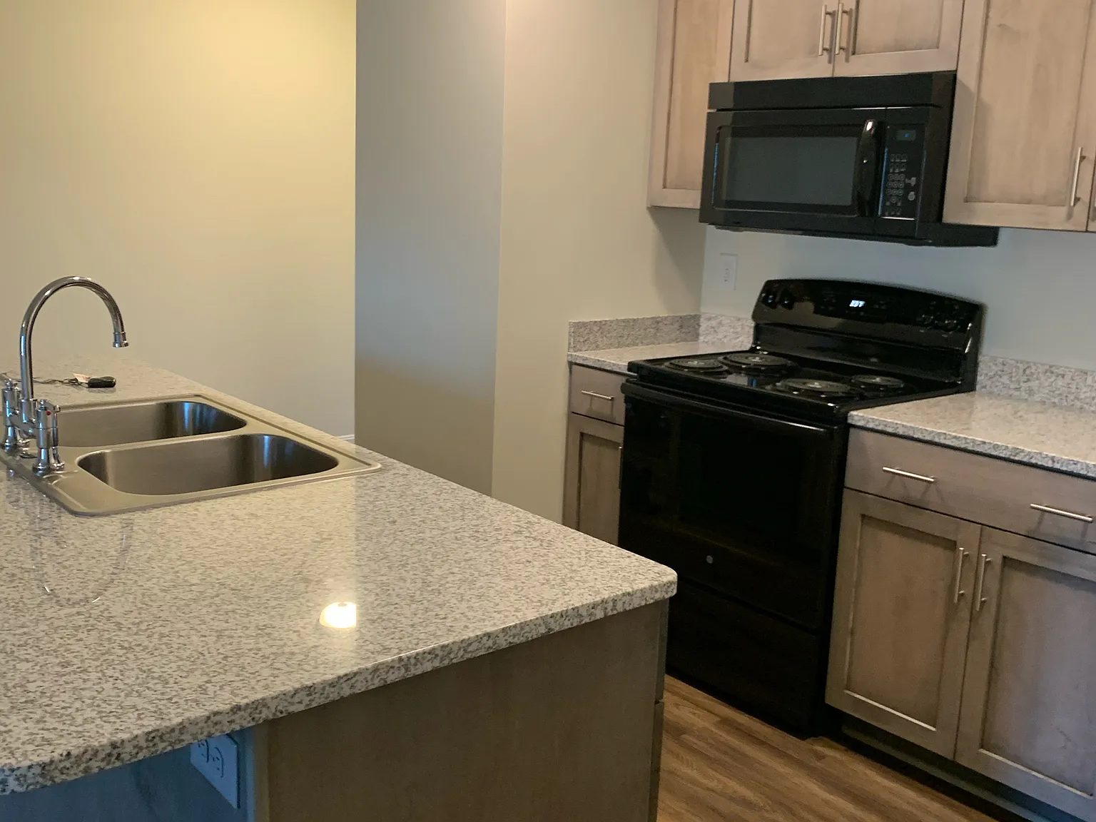 Creekside Crossing Apartments - 9617-207 — Photo 4