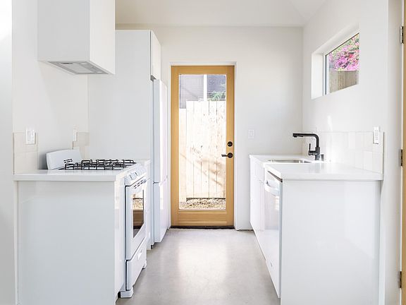 5th image of 3359 Andrita St