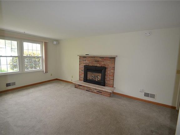 5th image of 34 Williamsburg Dr