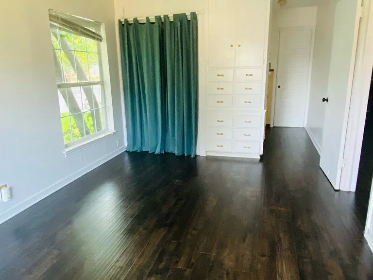 718 Crescent St — Photo 2