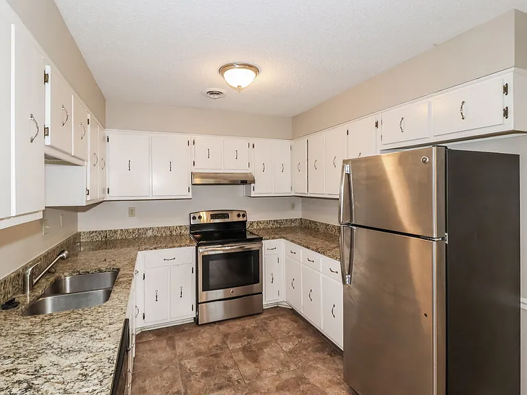 6049 Lawnhill Dr — Photo 8