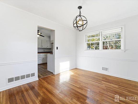 5th image of 35 Brooktree Rd