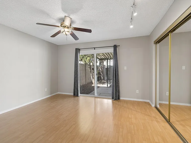 2118 S Pine St — Photo 17