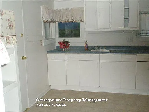 785 Park Hill Ln — Photo 2