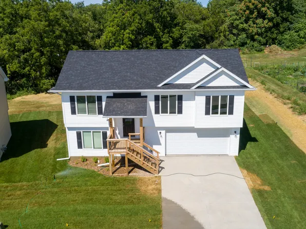 890 Summit Ct, Coralville, IA 52241