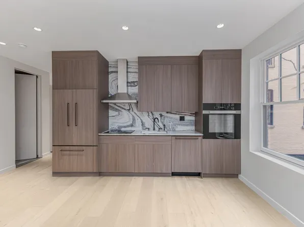 453 Hudson Street image 10 of 17