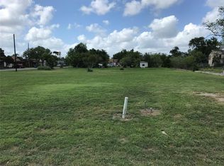 104 Thomas St, Refugio, TX 78377