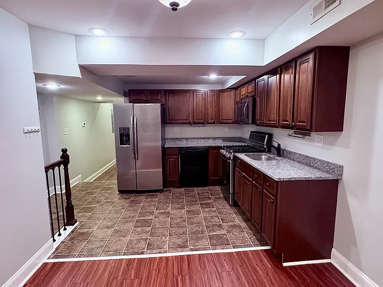 1008 W Cross St — Photo 3