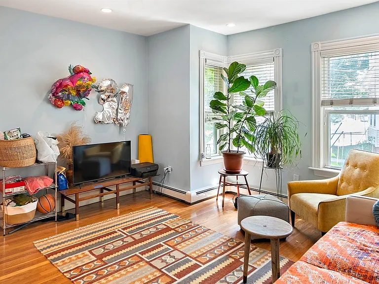 8 Leland St #1 — Photo 1