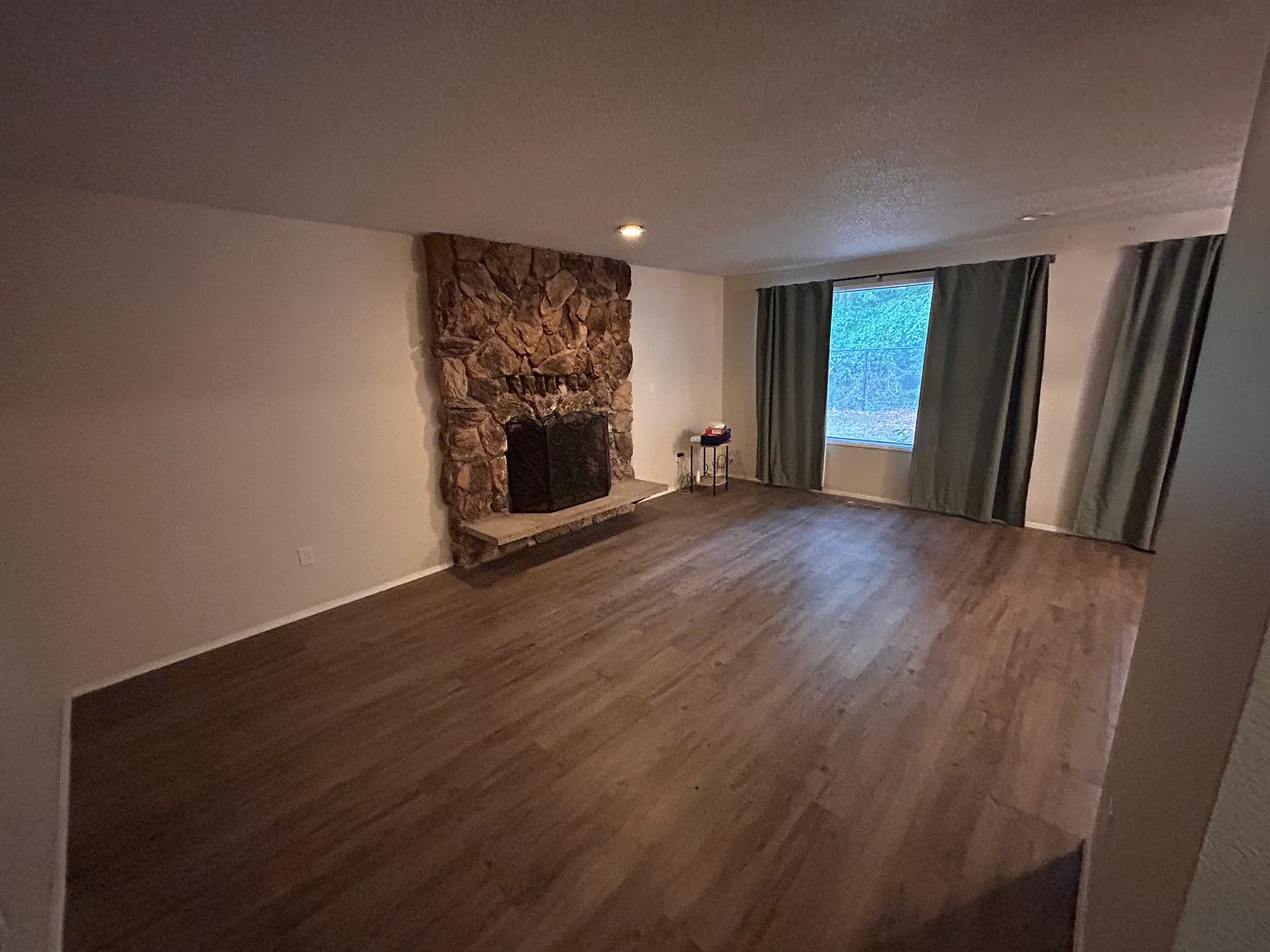 4 bed, 1996 sqft, $2,600 — Photo 2