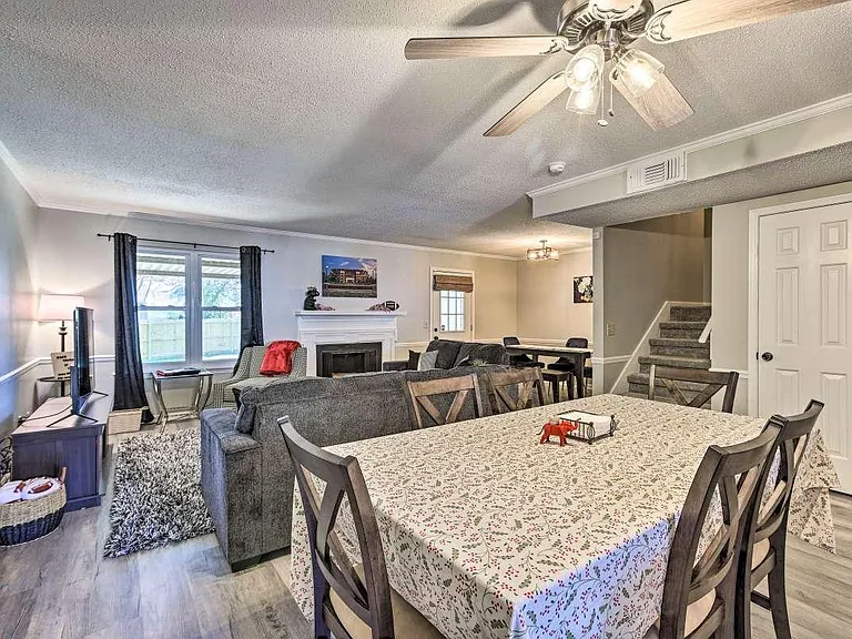 1073 Fairfax Dr — Photo 5