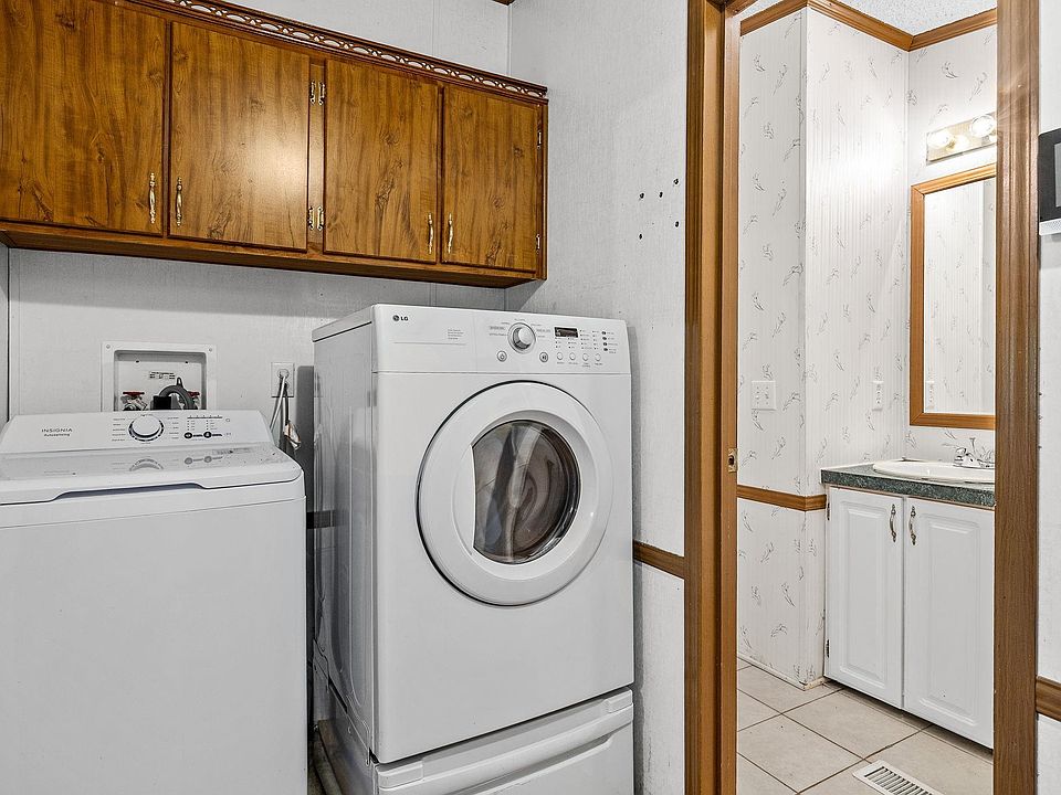41st image of 995 Foster Rd