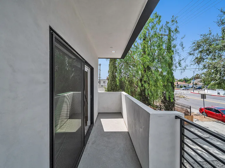 11516 Victory Blvd — Photo 31