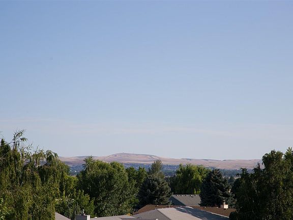3rd image of 3801 Riverhill Dr