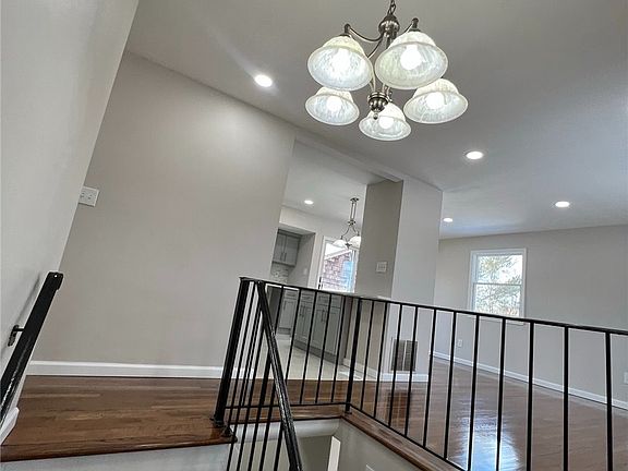 4th image of 2810 Kane Ave