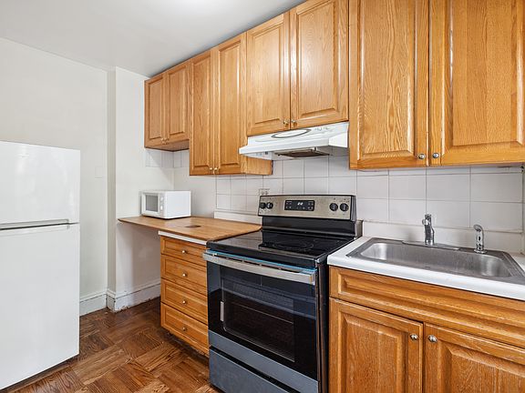 4th image of 251 E 49th St #3