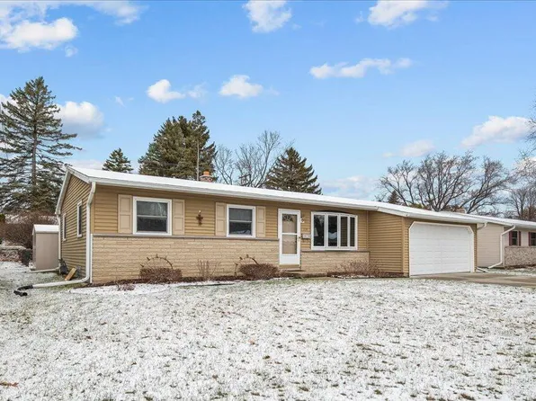 824 Meadowbrook DRIVE, West Bend, WI 53090