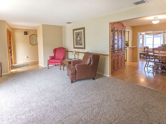 4th image of 3051 Diamond Head Dr E