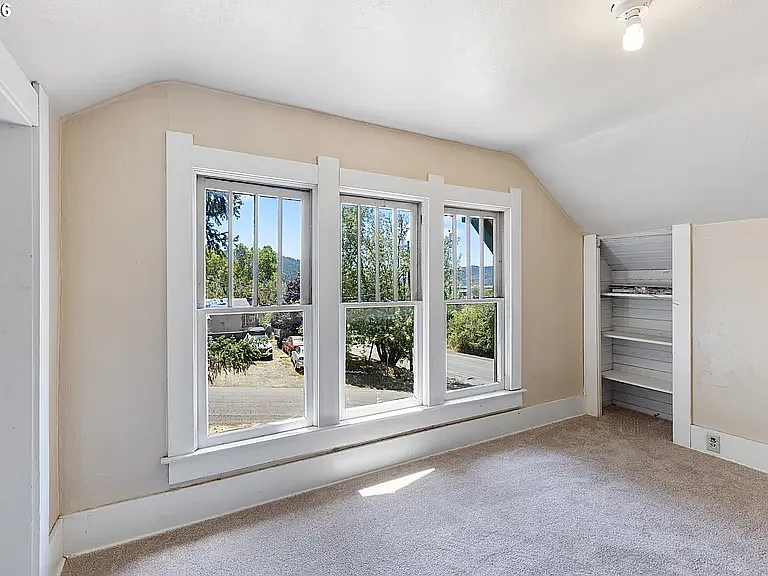 612 N State St — Photo 38
