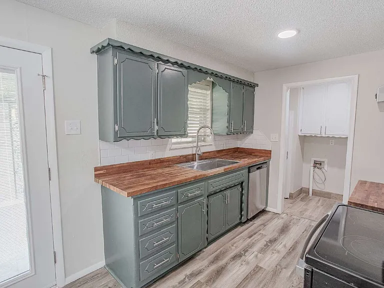 725 Butler St — Photo 5