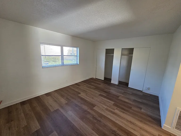236 SE 9th Ave — Photo 4