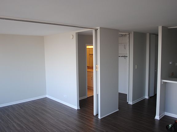 4th image of 3930 N Pine Grove Ave APT 2902