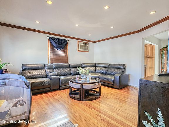 3rd image of 208 Mallory Ave