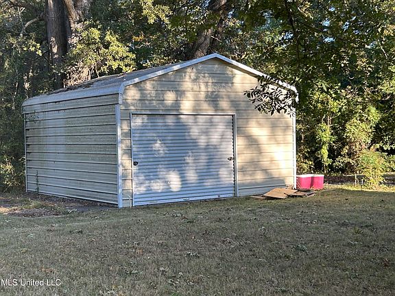 4th image of 301 Basket St
