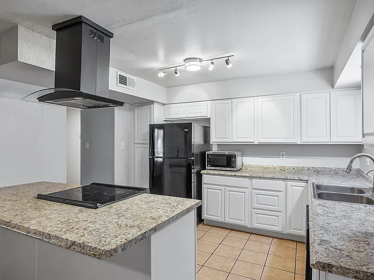 3702 W Tuckey Ln — Photo 2
