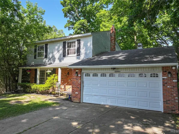 12260 Dollar Lake Dr, Fenton, MI 48430