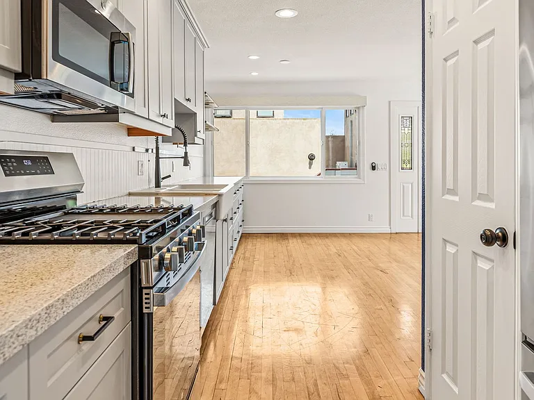 4866 Santa Cruz Ave — Photo 10