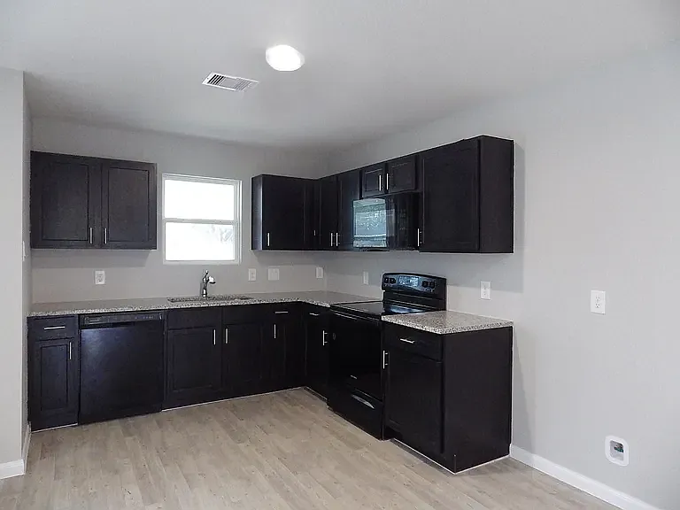 17059 Marie Village Dr — Photo 4