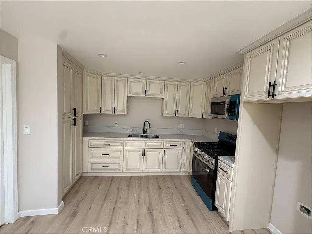 1 bed, 450 sqft, $2,300 — Photo 2