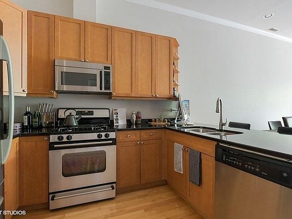 3rd image of 2555 W Leland Ave APT 201