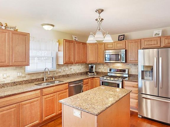 4th image of 101 Camelot Ct