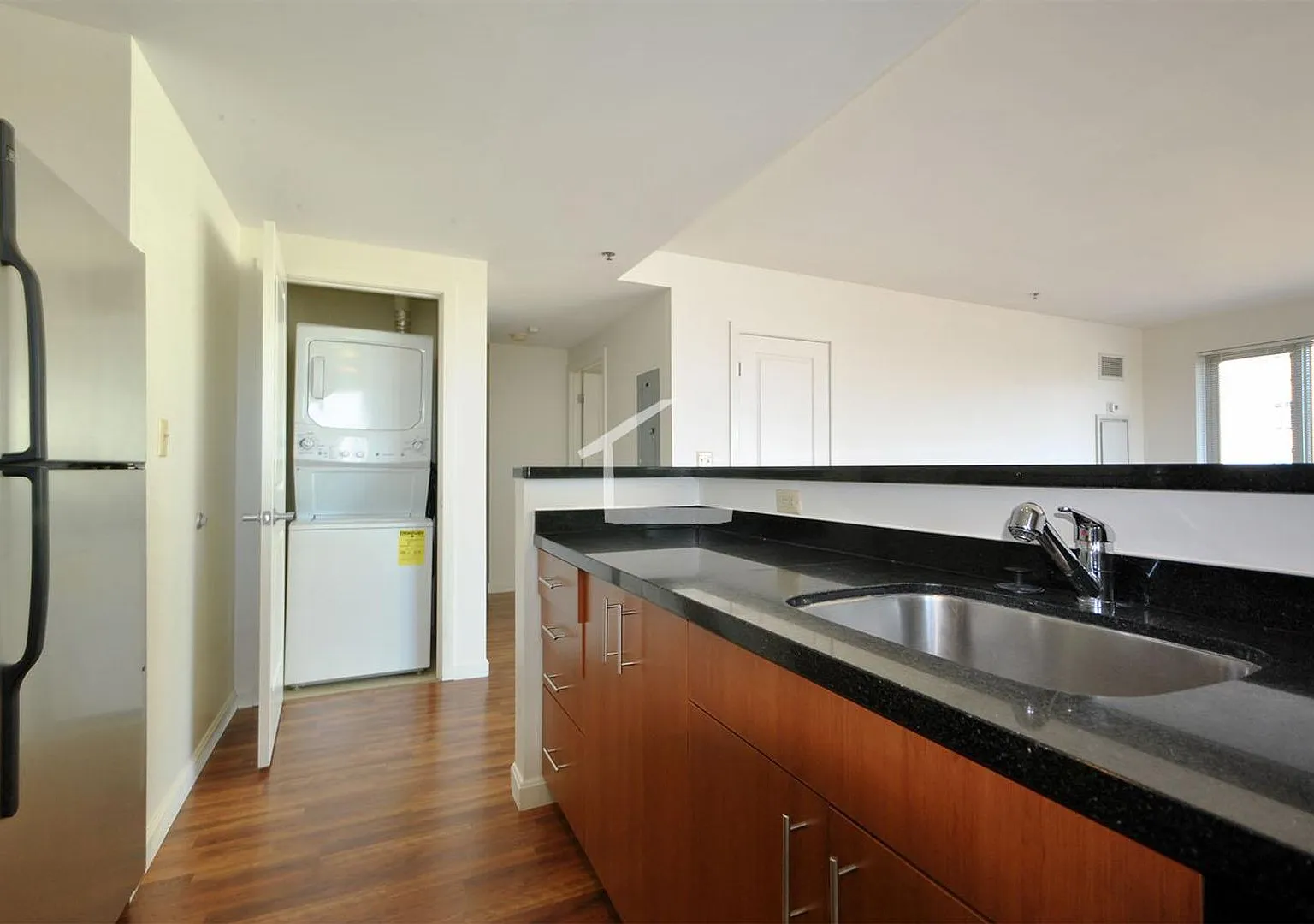 Luxury Fenway Apartment minutes walk to NEU and more! Laundry in Unit! Pet Friendly — Photo 4