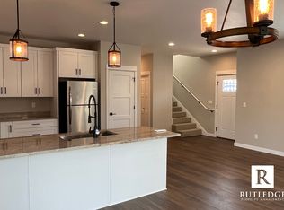 335 Everett Way, Talent, OR 97540