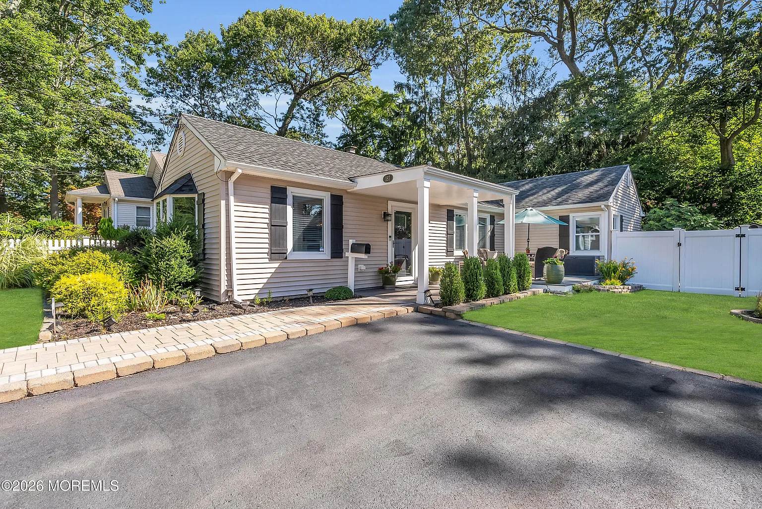 187 Pinecrest Road photo 1