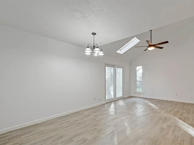 12111 Poulson Dr — Photo 15