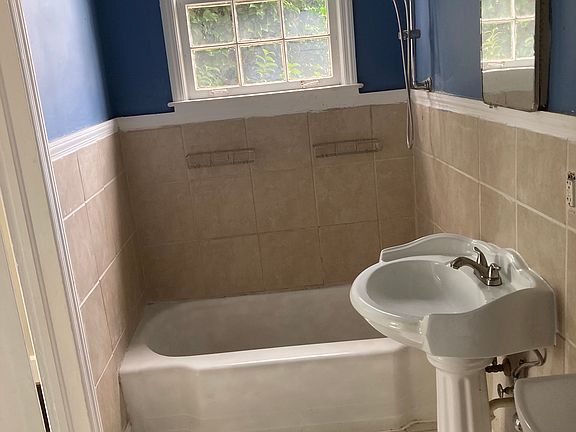 4th image of 205 W 1st St #205