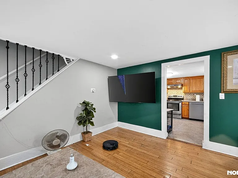 53 W Broadway — Photo 4
