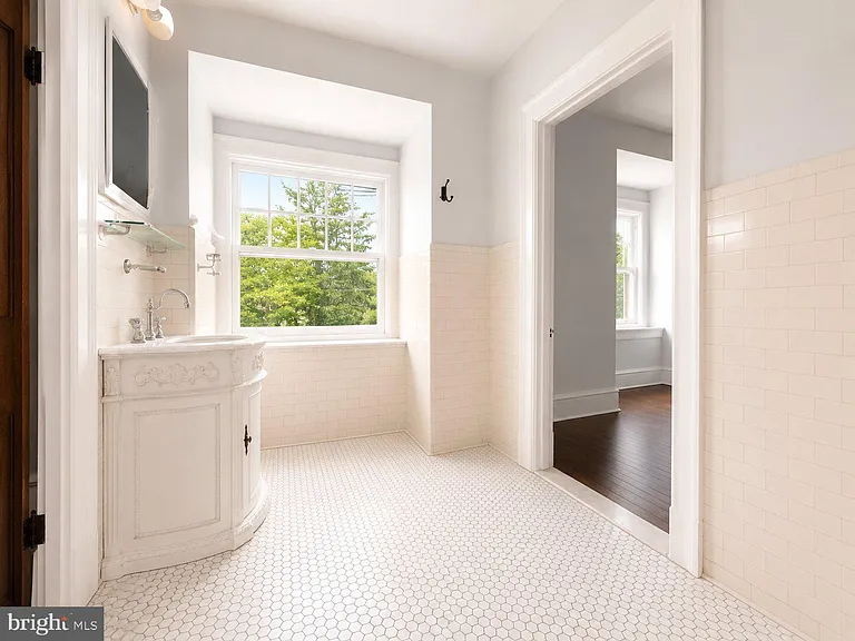 186 W Queen Ln #3 — Photo 10