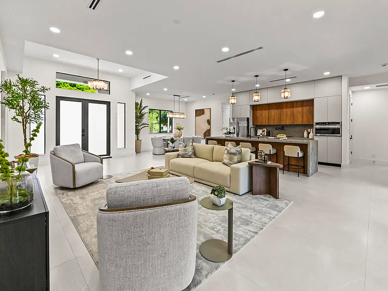 621 NW 42nd Ave — Photo 11
