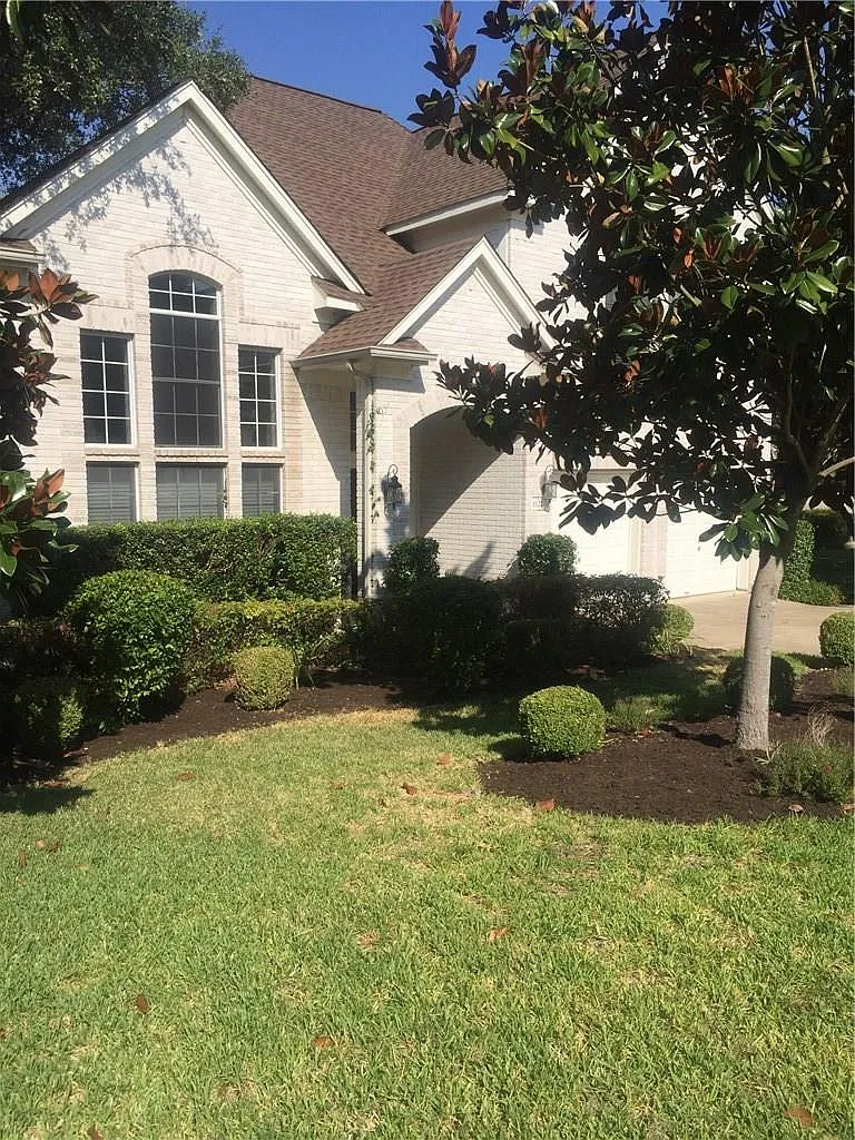 3 bed, 2.5 bath, 2294 sqft, $2,300 — Photo 2