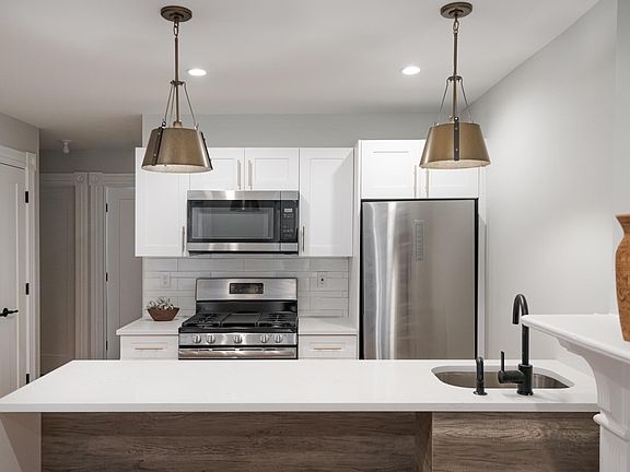 3rd image of 75 Renwick St APT C