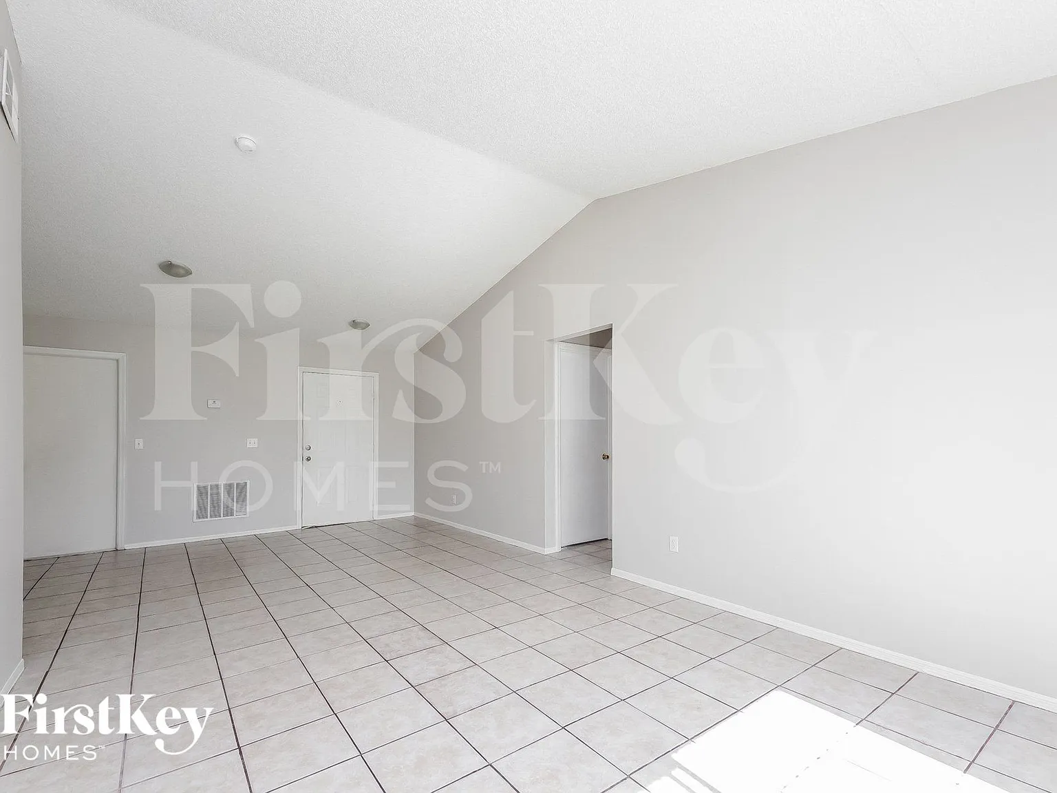 3 bed, 2.0 bath, 1026 sqft, $1,710 — Photo 4