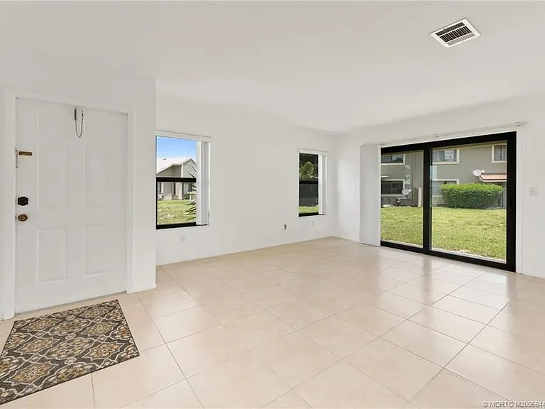 1496 SE Colchester Cir — Photo 4
