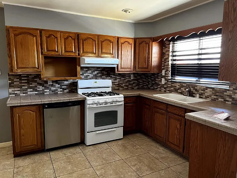 112 De Leon Dr — Photo 4