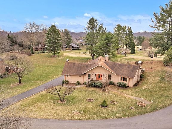 4th image of 60 Fairway Dr