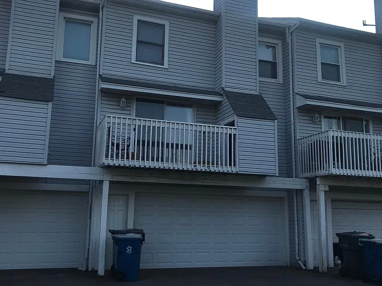 1610 Merrimac Ln N — Photo 2